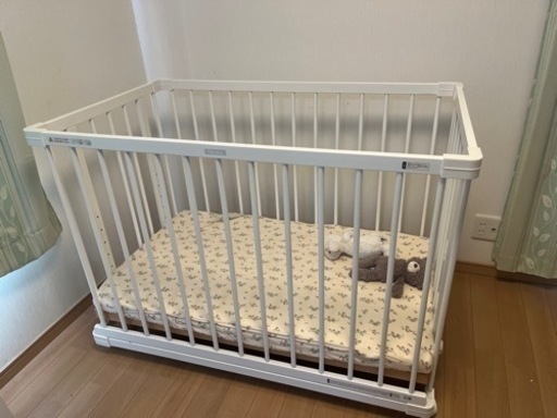 ファルスカ　ベビーベッド　ホワイト　マットレスつき