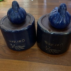 植木鉢と置物。