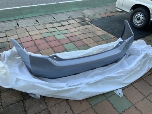 プリウス　リアバンパー　ZVW30　前期・後期　8V0 未使用品