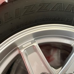 キャンピングカー用　スタッドレスタイヤ　アルミ付き
