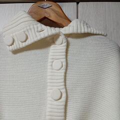 お譲り先決まりました！本日まで掲載！10月末処分予定！さらにさらにお値下げ中！中古品 白ニット  ポンチョ ケープ クリーニング済みの画像