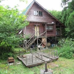 神鍋山近くの別荘住宅。吹き抜けリビングのある野趣あふれる山荘。道...