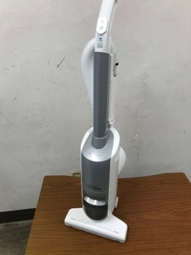 取引場所　南観音　K 2210-647 SHARP シャープほうき形電気掃除機　2011年製　EC-ST 20-W 動作確認済み