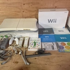 ● Wii本体、Wii Fit Plus セットの画像
