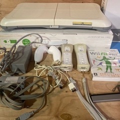 ● Wii本体、Wii Fit Plus セットの画像