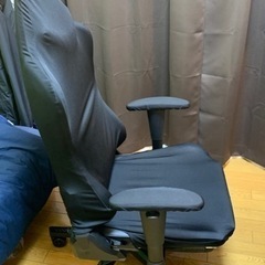 GTRacingのゲーミングチェア(オットマン付き, リクライニング可, 座席昇降可, 肘当昇降可, ランバーサポート付き, ヘッドレスト付き)の画像