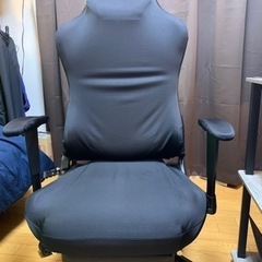 GTRacingのゲーミングチェア(オットマン付き, リクライニング可, 座席昇降可, 肘当昇降可, ランバーサポート付き, ヘッドレスト付き)の画像