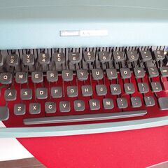 ★【昭和レトロ】かっこいい！オリベッティのタイプライター・ディスプレイ用品としてお使いください！の画像