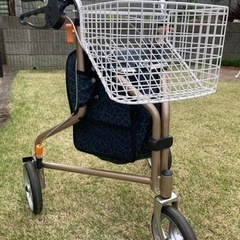 決定‼️美品シルバーカー　介護・リハビリ用歩行器　＜トライウォーカー＞