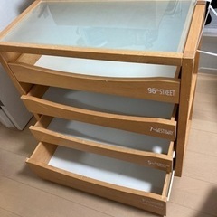 【沖縄にて　ありがとうございました】木製チェスト　ガラス天板　10/23.24限定　の画像