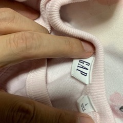 GAPのピンクのトレーナーの画像