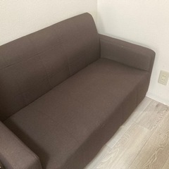 【最終値下げ】　足付き2人掛けソファの画像