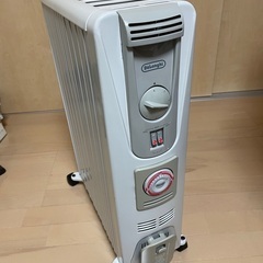 　【　デロンギ　オイルヒーター、24時間タイマー付、10畳（配達...