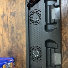 PS4、ゲームソフト、コントローラー2つの画像