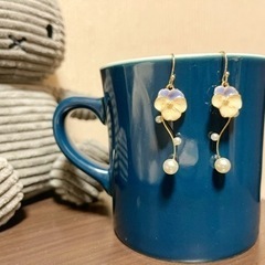 ビオラとパールのゆらゆらピアス　ハンドメイドの画像