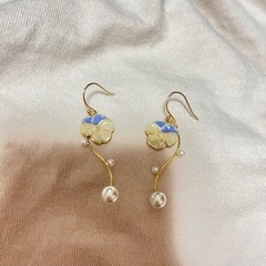 ビオラとパールのゆらゆらピアス　ハンドメイドの画像