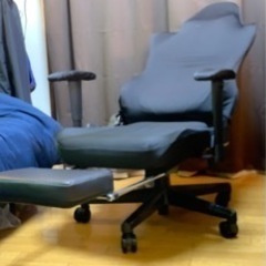 GTRacingのゲーミングチェア(オットマン付き, リクライニング可, 座席昇降可, 肘当昇降可, ランバーサポート付き, ヘッドレスト付き)の画像