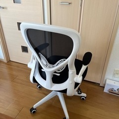 オフィスチェア　肘置き稼働の画像