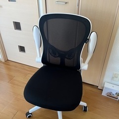 オフィスチェア　肘置き稼働の画像