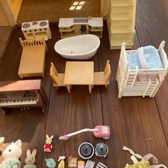 シルバニアセット(赤い大きなおうち、家具、小物、人形など)の画像