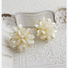 パール調フラワーピアス。