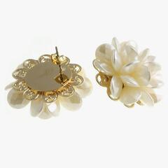 パール調フラワーピアス。の画像