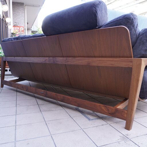 FUJI FURNITURE(冨士ファニチア)のnagi(ナギ)ウォールナット材3Pソファです。重心の低い美しいフォルムとフレームを包