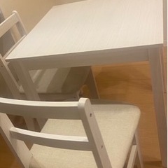 LOWYAの2人用ダイニングテーブル　白色