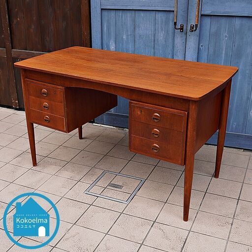 デンマーク製のチーク材を使用した両袖デスクです。北欧らしいシンプルなデザインが特徴的なおしゃれなビンテージ北欧家具。省スペースのコンパクトなサイズは在宅ワークなどに最適♪CJ311