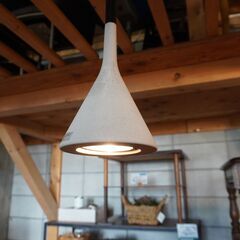イタリアの照明ブランド FOSCARINI(フォスカリーニ)のAplomb(アプロム)ペンダントライトです。コンクリート製のシェードがモダンな印象の天井照明。LUMINABELLA(ルミナベッラ) CJ313の画像