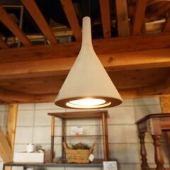 イタリアの照明ブランド FOSCARINI(フォスカリーニ)のAplomb(アプロム)ペンダントライトです。コンクリート製のシェードがモダンな印象の天井照明。LUMINABELLA(ルミナベッラ) CJ313の画像