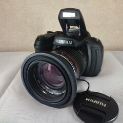 富士フイルムのネオ一眼の名機Finepix Hs20exrです。