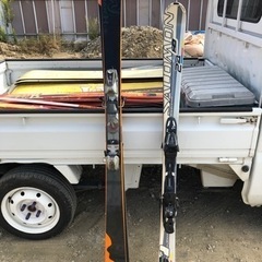 ビンディング付きスキー板とスノーボード板のみ。の画像