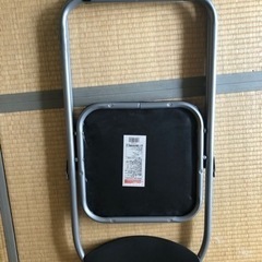 テーブルと椅子の画像