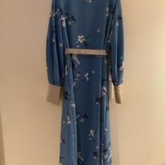 川口春奈さん着用ROSEBUDオリエンタルプリントワンピース着飾る恋にはの画像