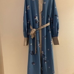 川口春奈さん着用ROSEBUDオリエンタルプリントワンピース着飾る恋にはの画像