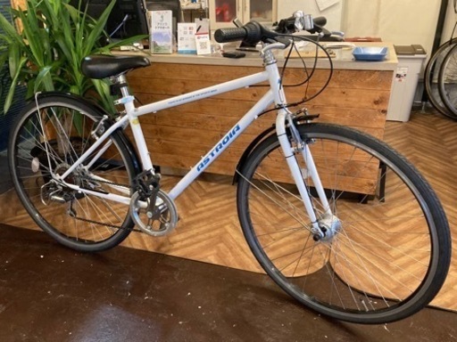 【LEDオートライト】6段変速　700×28cクロスバイク　ホワイト