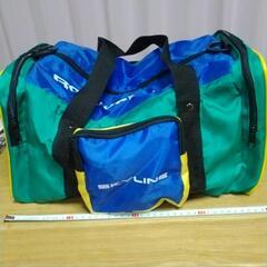 スカイラインとコラボReabokの小さめのバックになります。