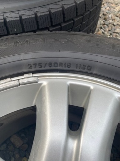 取引中【バリ溝！】275/60R18ダンロップスタッドレスタイヤ