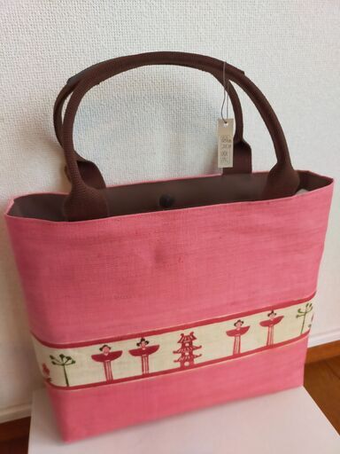 麻織物でできた軽いバッグ