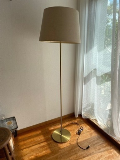 IKEA ランプ　スタンド　シェード　電球　真鍮　色　インテリア