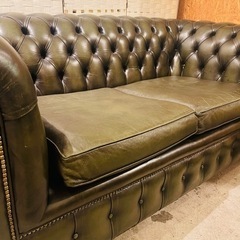 【売約済み】チェスターフィールド ソファ 2人掛け レザー グリーン 緑 ヴィンテージ アメリカ 本革 英国 2人 二人掛け 高級 総本革　チェスターフィールド ソファ 本革 アンティーク おしゃれ かっこいい 高級 革ソファ 2人 インテリア リビング 応接室 カフェ 鋲打ち 2人掛け総本革ソファ　検　ハロ　halo 3人掛け　3シーター　店舗　什器の画像