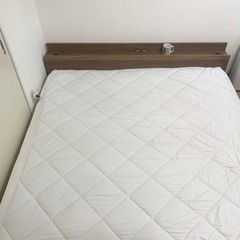 【定価94,270円】キングベッド マットレス付き 棚付き コンセント付き フロアベッド ローベッド 【mon ange】 モナンジェ 【プレミアムポケットコイルマットレス付き】 キングサイズ キングベット フレーム 木製ベッド シンプル デザイン 宮棚の画像
