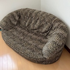 ヒョウ柄ソファ