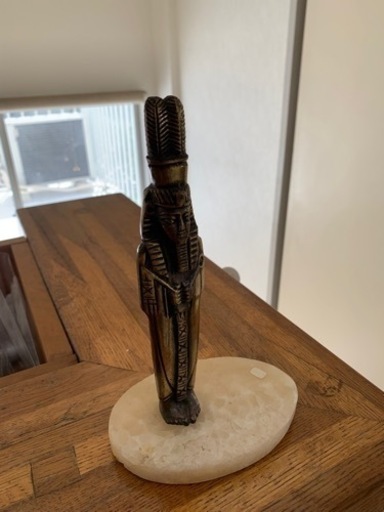 ファラオの置物　ゴールドカラー　大理石の台