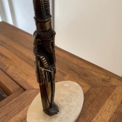 ファラオの置物　ゴールドカラー　大理石の台の画像