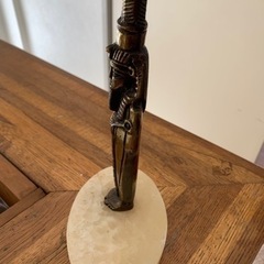 ファラオの置物　ゴールドカラー　大理石の台の画像