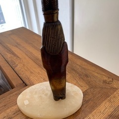 ファラオの置物　ゴールドカラー　大理石の台の画像