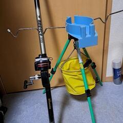 リール付き磯竿450、バケツ、餌つけ器ジャンク竿立てのオマケ付きです🙂
