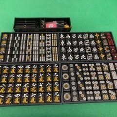 麻雀牌（ほぼ新品）及び麻雀用マット（タバコや飲食物の跡無し）の画像